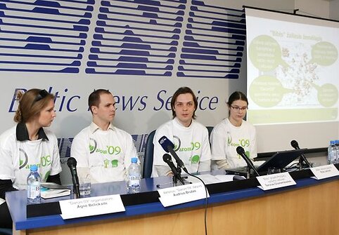  "Darom&lsquo;09" organizatorė Agnė Belickaitė, aktorius Audrius Bružas, "Bitės" grupės Produktų vystymo vadovas &Scaron;arūnas Chomentauskas ir &bdquo;Bitės&ldquo; atstovė spaudai Rūta Latinytė