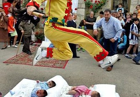 „Šokinėjimo per kūdikius“ festivalis