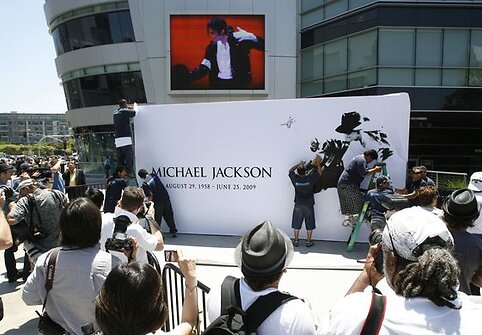 Kabinamas Michaelo Jacksono plakatas.