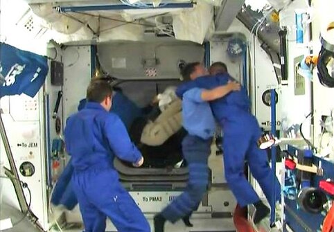 &bdquo;Endeavour" astronautai perėjo į TKS 