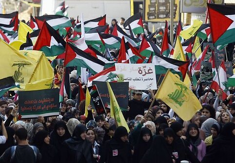 Mosikuojama Palestinos vėliavomis.