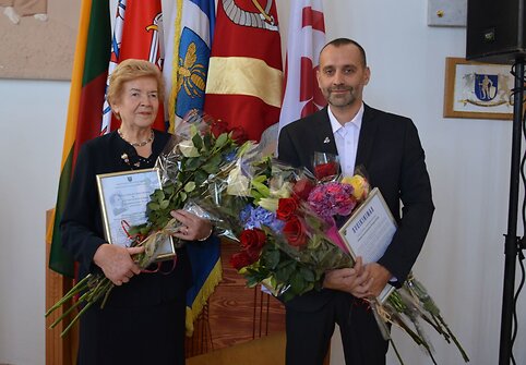 &bdquo;Sidabrinės bitės&ldquo; laureatai &ndash; lietuvių kalbos ir literatūros mokytoja konsultantė, Varėnos literatų klubo &bdquo;Jievaras&ldquo; narė, aktyvi visuomenininkė Joana Grigaitienė bei Varėnos vie&scaron;osios bibliotekos direktorius ir aktyvus visuomenininkas Eitaras Kazimieras Krupovičius
