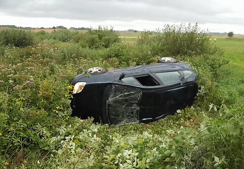 Alytaus rajone apvirto automobilis su trimis neblaiviais vyrais