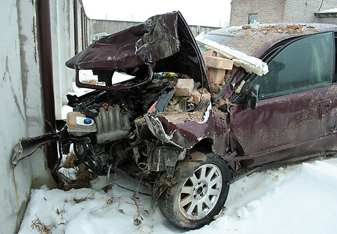 Automobilis, kuris rėžėsi į parduotuvę