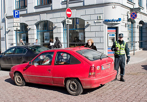 Policininkas avarijos vietoje