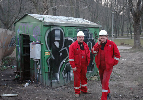 Elektrikai prie pastotės, kurioje įvyko nelaimė