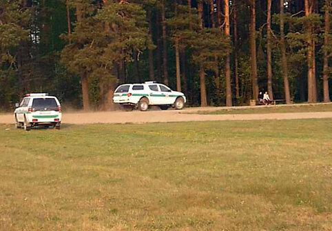 Policijos automobiliai pami&scaron;kėje