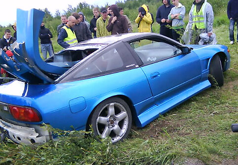 Į minią įsirėžęs automobilis