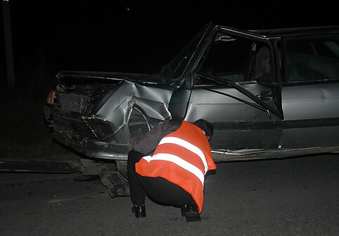 I&scaron; avarijos vietos i&scaron;gabenamas sudaužytas automobilis
