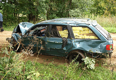 Iš pelkės ištrauktas automobilis