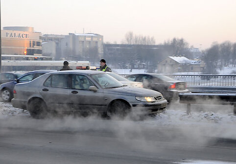 Automobilis „Saab“ išlaužė apsauginę tvorelę