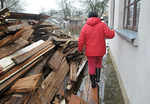 Kūrenimui atsivežta mediena pasitarnavo tiltelių gamybai apsemtame kieme