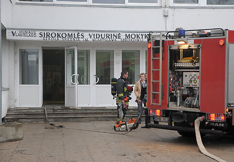 Ugniagesiai prie mokyklos