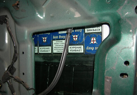 Kontrabandinės cigaretės automobilio slėptuvėje