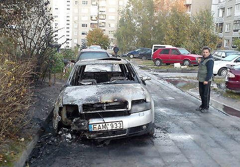 Sudegę automobiliai Vilniuje, Fabijoniškių g.