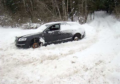Suniokotas automobilis &bdquo;Audi&ldquo;