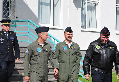 Majoras Marius Matulaitis (centre iš kairės ir vyr. leitenantas Povilas Stučka