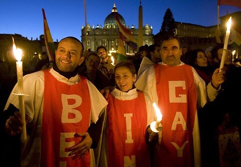Italijos gėjų teisių gynėjai protestavo prie&scaron; rezoliuciją, raginančią visas &scaron;alis įteisinti homoseksualizmą. 