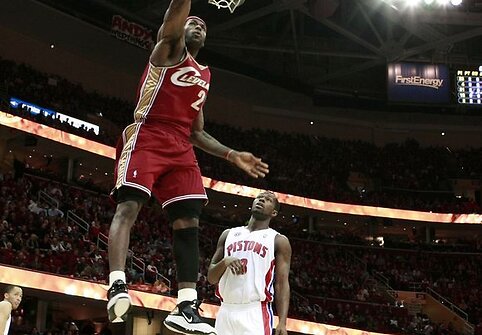 Rungtynių akimirka: LeBron James (raudona apranga) ir Rodney Stuckey