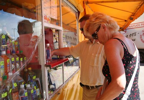 Kioskuose pardavinėjami karšti užkandžiai, saldumynai, alkoholis
