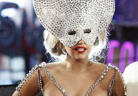 Lady Gaga Naujųjų metų sutikimo koncerte Niujorke