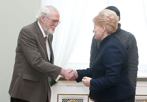 Dalia Grybauskaitė spaudžia ranką Marcelijui Martinaičiui