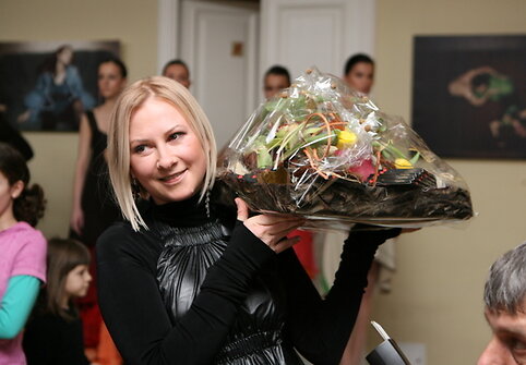 Vakaro kaltininkė rinko dovanas ir sveikinimus.