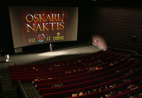 Kinomanų susirinko apypilnė kino teatro salė.