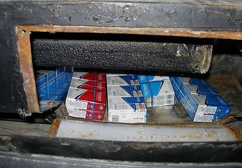 Kontrabandines cigaretes vyriškis skandino tvenkinyje ir užrausė žemėmis.