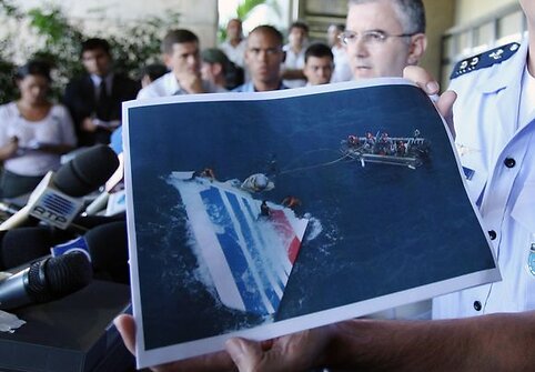 Brazilijos kariškių spaudos konferencijoje demonstruojamos nuotraukos iš nelaimės vietos.