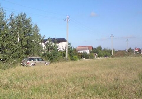 Nušauto vyriškio „Land Rover“ automobilis rastas nuvažiavęs nuo kelio.