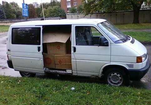 „VW Transporter“ automobilis, kuriame buvo gabenamos kontrabandinės cigaretės.