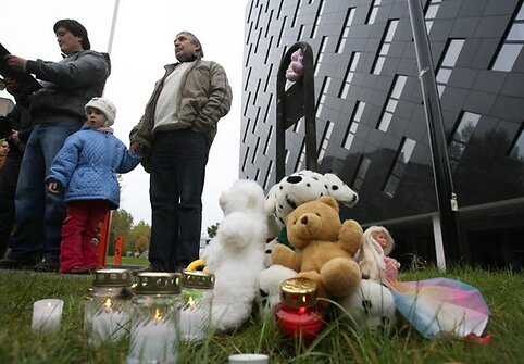 &Scaron;e&scaron;tadienį prie Generalinės prokuratūros pastato Vilniuje vėl renkasi galimą pedofilijos skandalą smerkiantys ir Drąsių Kedį palaikantys žmonės.