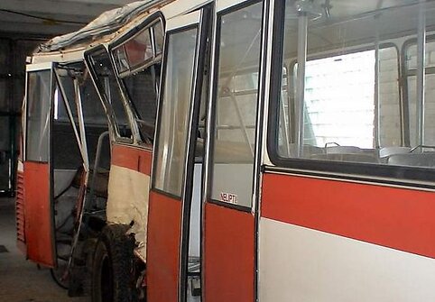 Avarijoje suniokotas autobusas