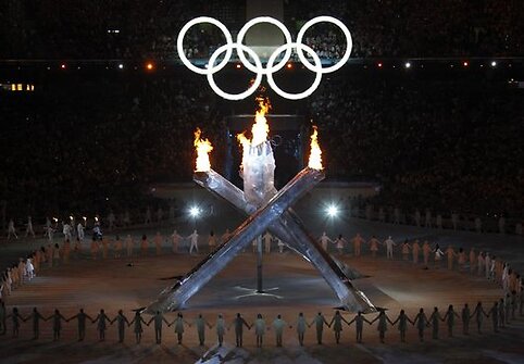 Kanados mieste Vankuveryje XXI olimpinės žiemos žaidynės atidarytos &ndash; olimpinė ugnis uždegta 7 val. ryto Lietuvos laiku.