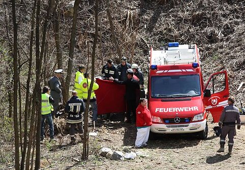 Italijoje dėl purvo nuo&scaron;liaužos nuo bėgių nuvažiavo priemiestinis traukinys. Įvykio vietoje dirbantys gelbėtojai tarp traukinio nuolaužų ie&scaron;kojo žuvusiųjų kūnų bei gelbėjo sužeistuosius.