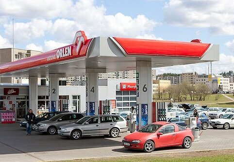 &Scaron;imtai, per brangiais degalais pasipiktinusių vairuotojojų, &scaron;e&scaron;tadienį įvairiuose Lietuvos miestuose savo automobiliais užkim&scaron;o degalines. 