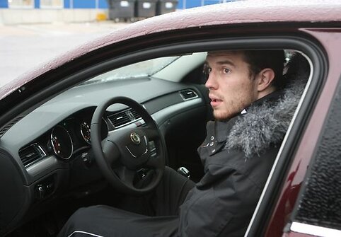 Martynas Gecevičius sėda prie naujojo automobilio vairo.