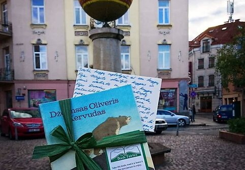 Hasmik Barseghyan Varnaitienė įvairiose Lietuvos vietose palieka po knygą-staigmeną.
