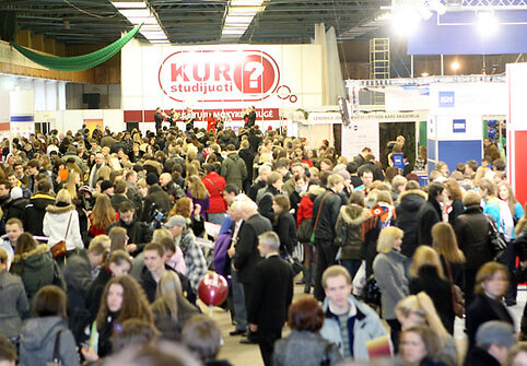 Auk&scaron;tųjų mokyklų mugėje Kaune pora de&scaron;imčių universitetų, akademijų ir kolegijų prisistato būsimiems studentams, 2009-01-24.
