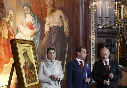 Rusijos prezidentas Dimitrijus Medvedevas (viduryje), jo žmona (kairėje) ir Vladimiras Putinas (dešinėje) dalyvavo velykinėse pamaldose Maskvos ortodoksų bažnyčioje.