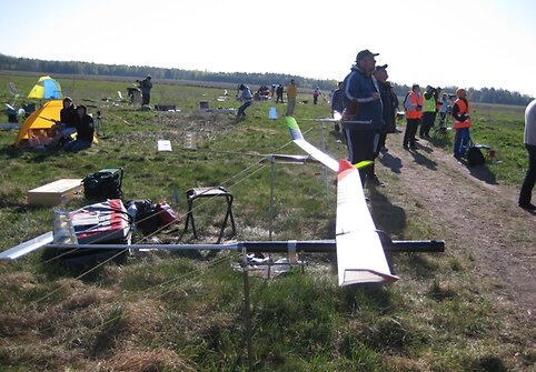 Plačioje pievoje už Palunkio aerodromo (Trakų raj.) vyksta tarptautinės aviamodeliuotojų varžybos BALTIC CUP 2009.