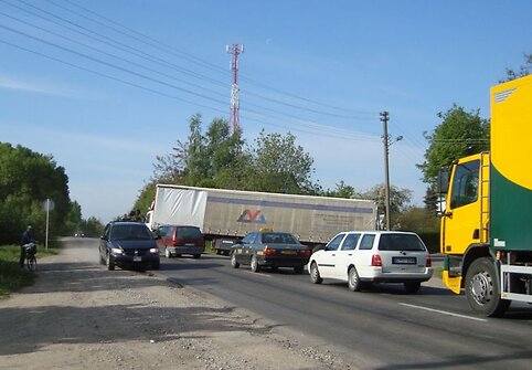 Vilkikas užblokavo vieną kelio pusę, susidarė spūstis.