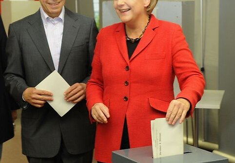 Vokiečiai sekmadienį balsuoja visuotiniuose rinkimuose, per kuriuos Angela Merkel tikriausiai laimės antrą mandatą vadovauti pasaulinės recesijos paveiktai ir dėl savo vaidmens Afganistane nesutariančiai šaliai.