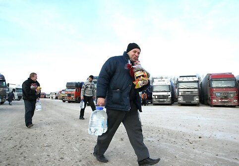 Lietuvos vežėjų asociacijos „Linava“ duomenimis, sekmadienio rytą Terechovo pasienio poste laukė apie 1300 vilkikų, dar maždaug 600 vilkikų stovi Grebnevo pasienio poste.