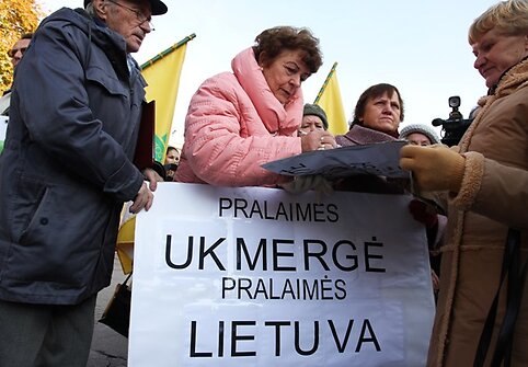 Prie Prezidentūros &ndash; protesto akcija dėl padėties Ukmergės &scaron;ilumos ūkyje.