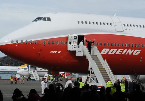 Ilgiausias keleivinis lėktuvas &bdquo;Boeing 747-8 Intercontinental&ldquo;  atliko pirmąjį skrydį.