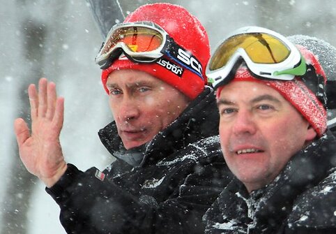 Rusijos prezidentas D.Medvedevas (dešinėje) ir premjeras V.Putinas leido laiką Krasnaja Polianos kurorte netoli Sočio, kuriame vyks 2014 metų žiemos olimpiada.