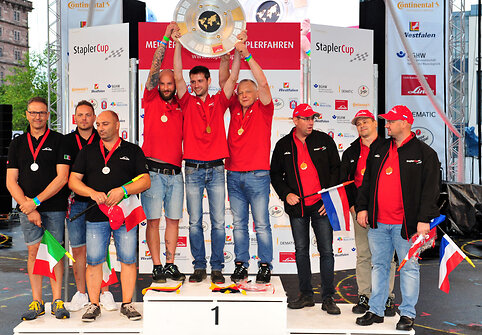 Pasaulio krautuvų vairavimo čempionate lietuviai aplenkė 4 komandas