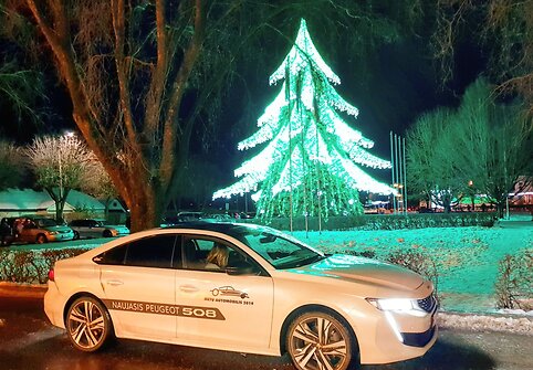 &bdquo;Peugeot 508&ldquo; prie &Scaron;irvintų Kalėdų eglutės